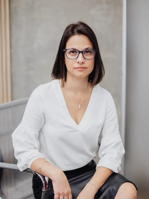 Cinthya Okawa — consultora profissional
