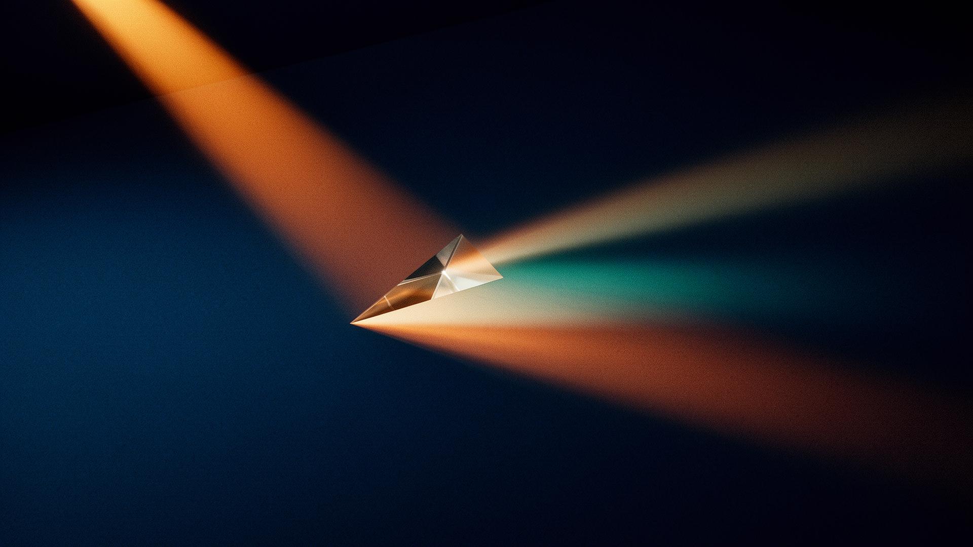 Prisma refratando luz — metáfora visual da arquitetura de carreira